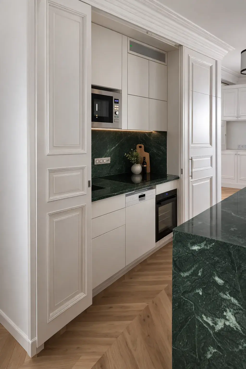 Cuisine ouverte haussmannien 80m² Paris — îlot monolithique marbre vert, parquet point de Hongrie, portes pliantes moulurées — Teresa Lombardo architecte DPLG