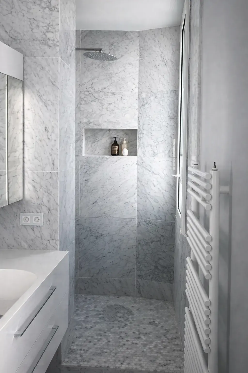 Salle de bain haussmannien 80m² Paris — surfaces minérales grisâtres, mobilier suspendu bois, éclairage doux — Teresa Lombardo architecte DPLG