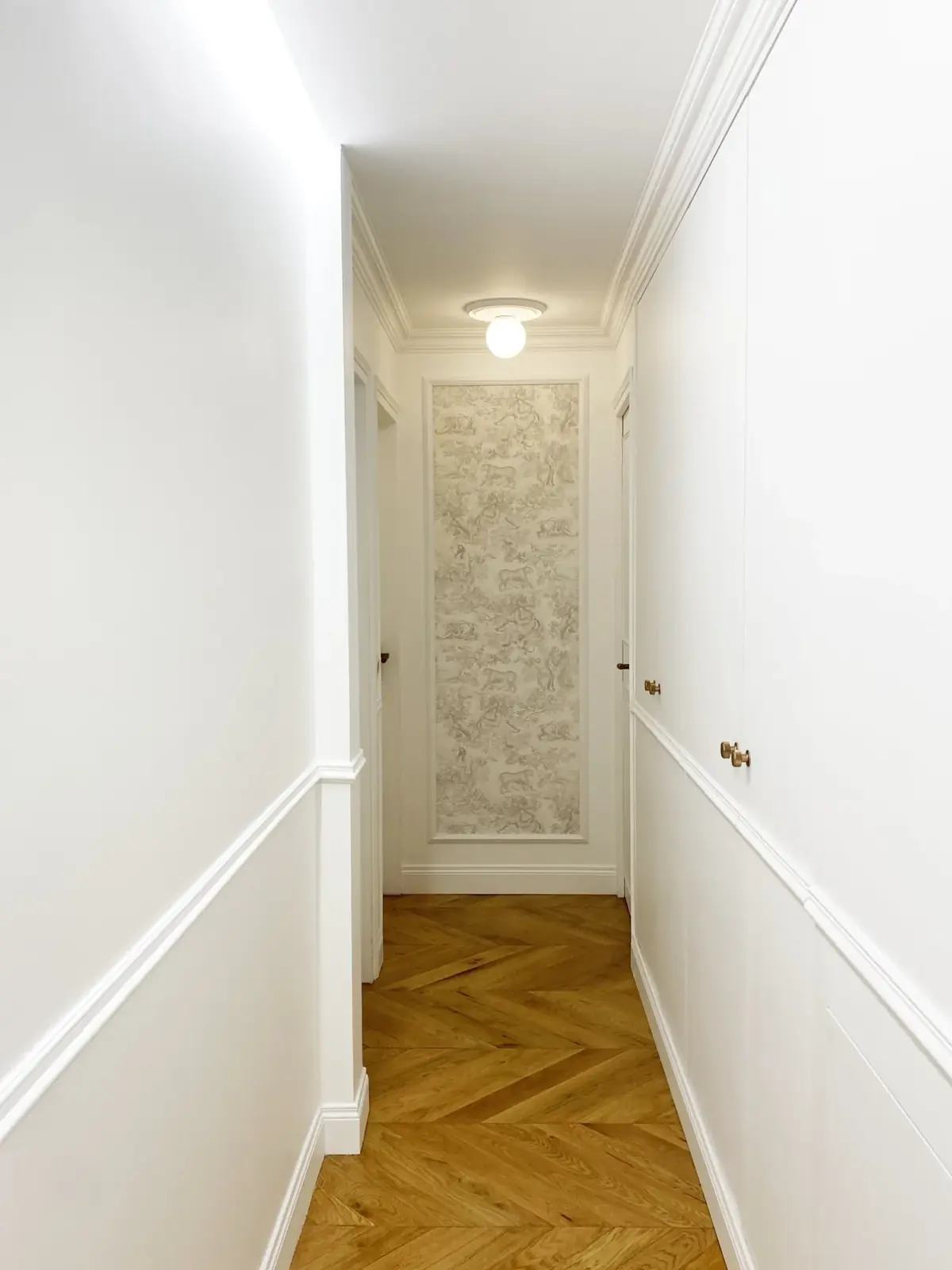 Couloir haussmannien — papier peint toile de Jouy encadré de boiseries, parquet restauré — Teresa Lombardo architecte DPLG Saint-Germain-en-Laye