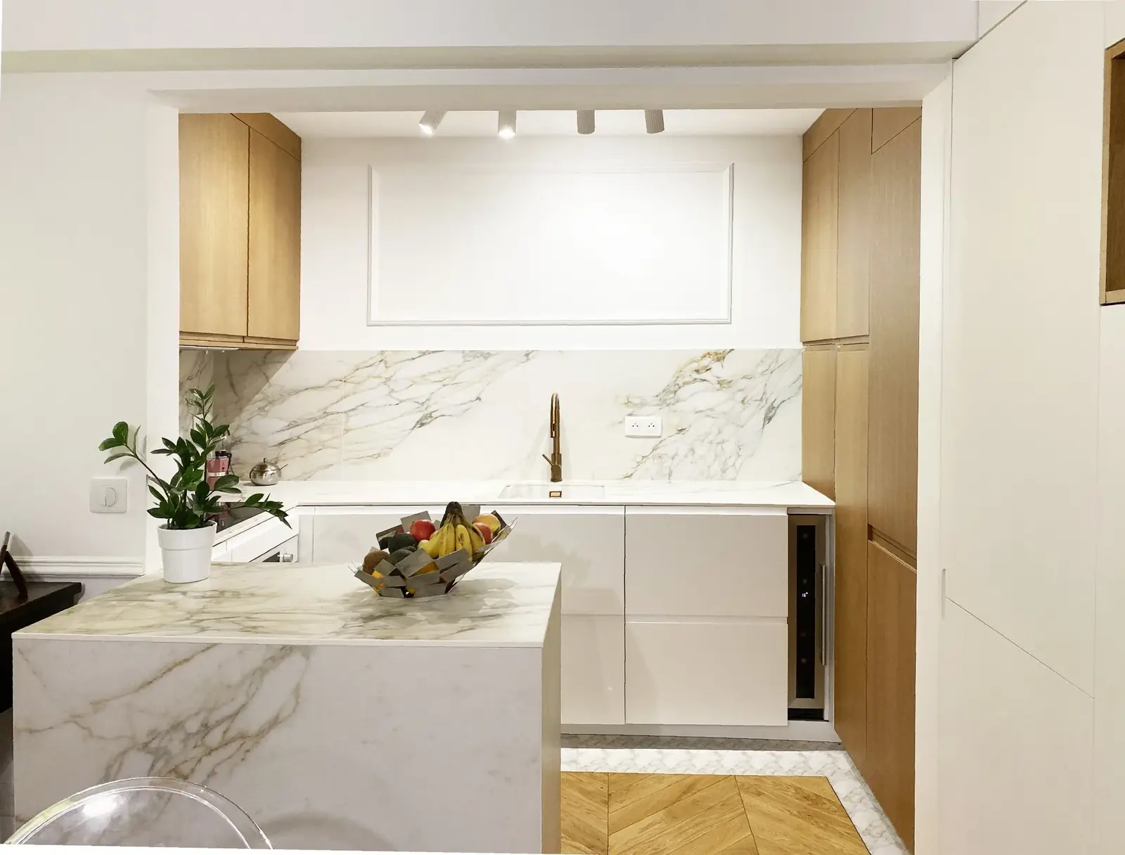 Cuisine sur mesure haussmannien 110m² — îlot et crédence marbre Calacatta, portes bois naturel — Teresa Lombardo architecte DPLG