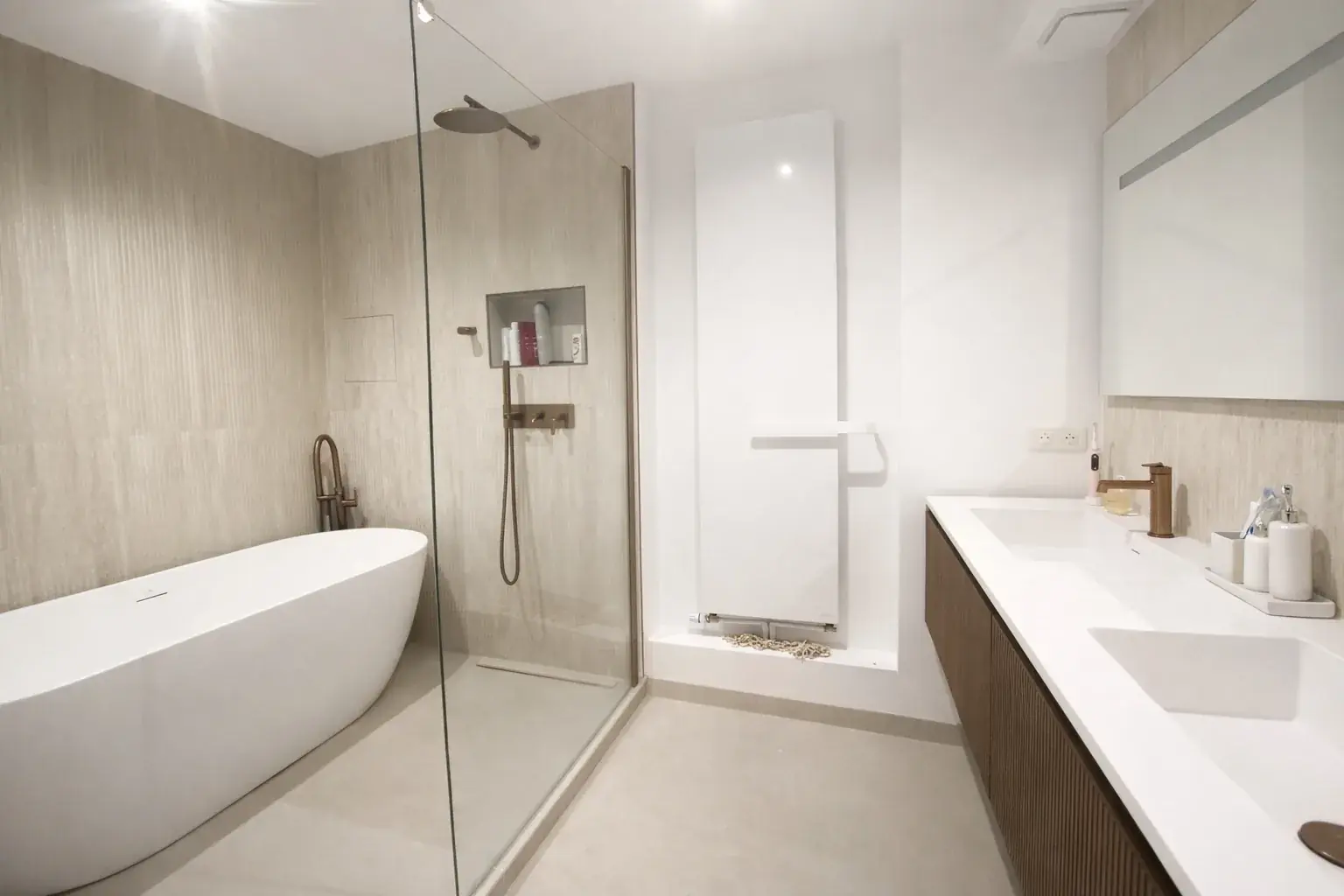 Salle de bain suite parentale — baignoire îlot, douche à l’italienne, robinetterie bronze, surfaces minérales — Teresa Lombardo architecte DPLG