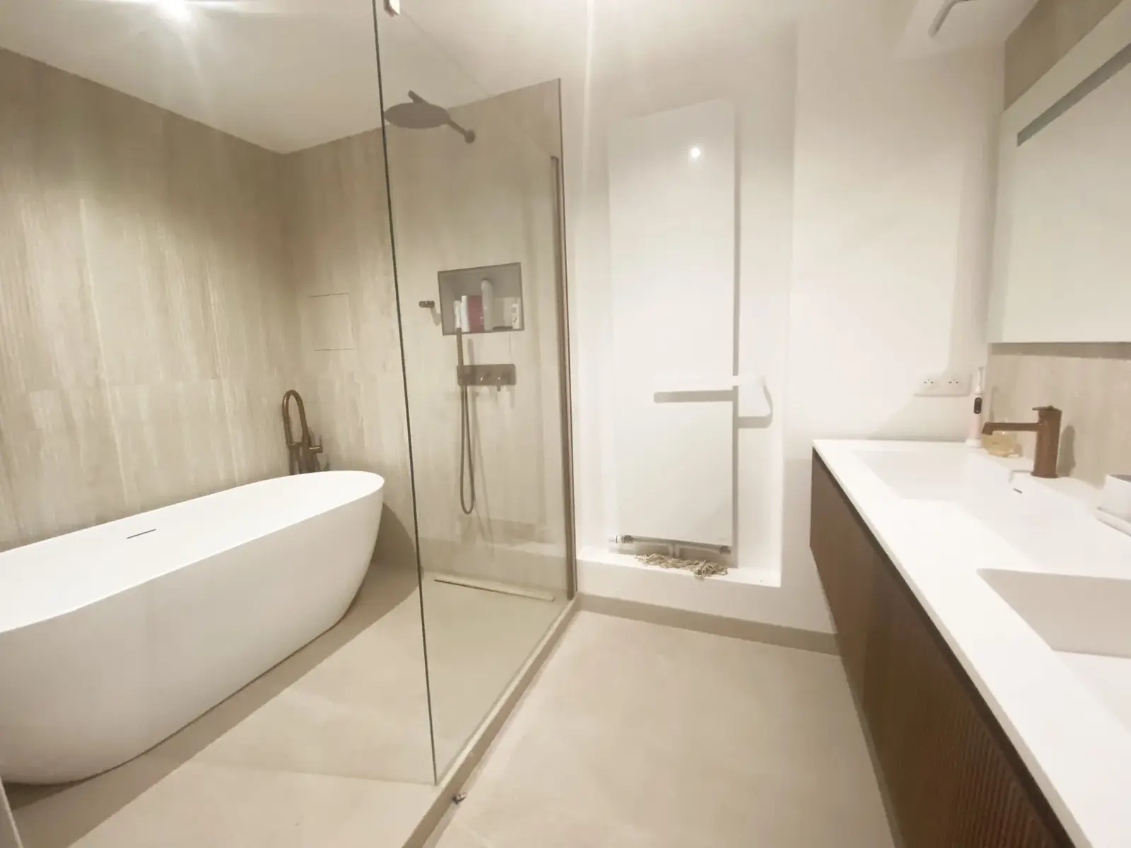 Deuxième salle de bain 110m² Saint-Germain-en-Laye — carrelage relief, robinetterie bronze, lumière douce — Teresa Lombardo architecte DPLG