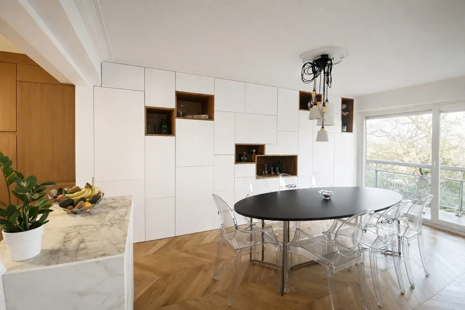 Séjour haussmannien 110m² Saint-Germain-en-Laye — parquet point de Hongrie, moulures restaurées, lumière traversante — Teresa Lombardo architecte DPLG