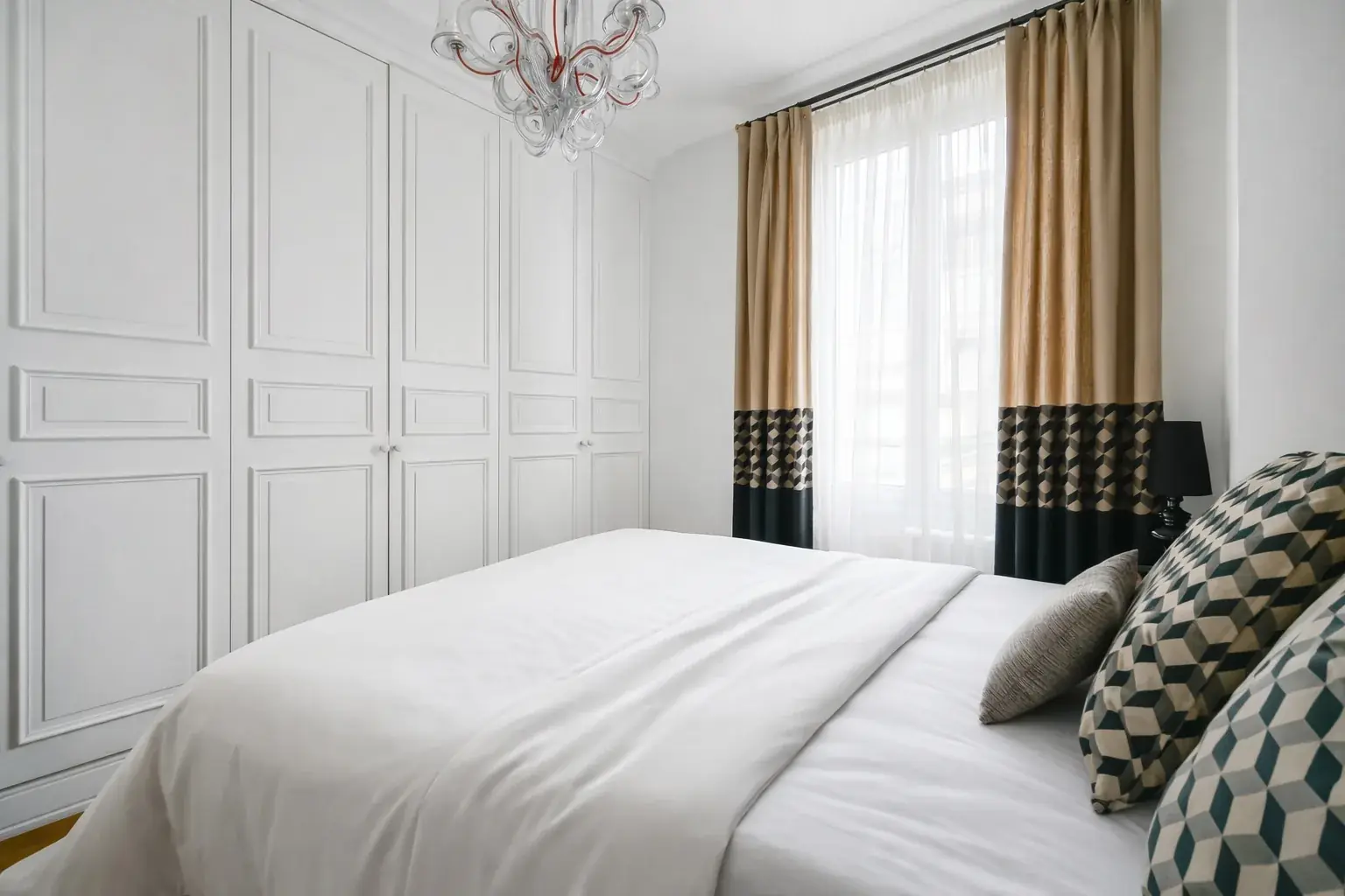 Chambre haussmannienne 60m² Paris 8e — arc lumineux rétroéclairé et papier peint panoramique