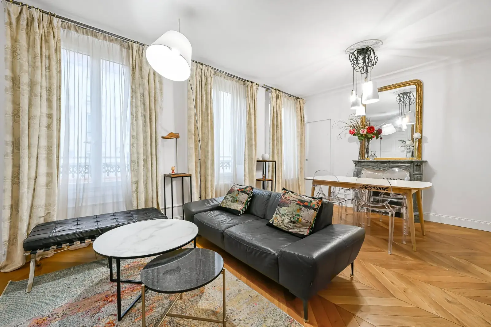 Séjour appartement haussmannien 60m² Paris 8e — boiseries d'époque et parquet point de Hongrie