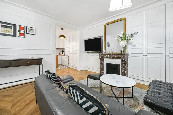 Rénovation d'un appartement haussmannien 60m² à Paris 8e — cheminée en marbre et boiseries restaurées — Teresa Lombardo architecte DPLG