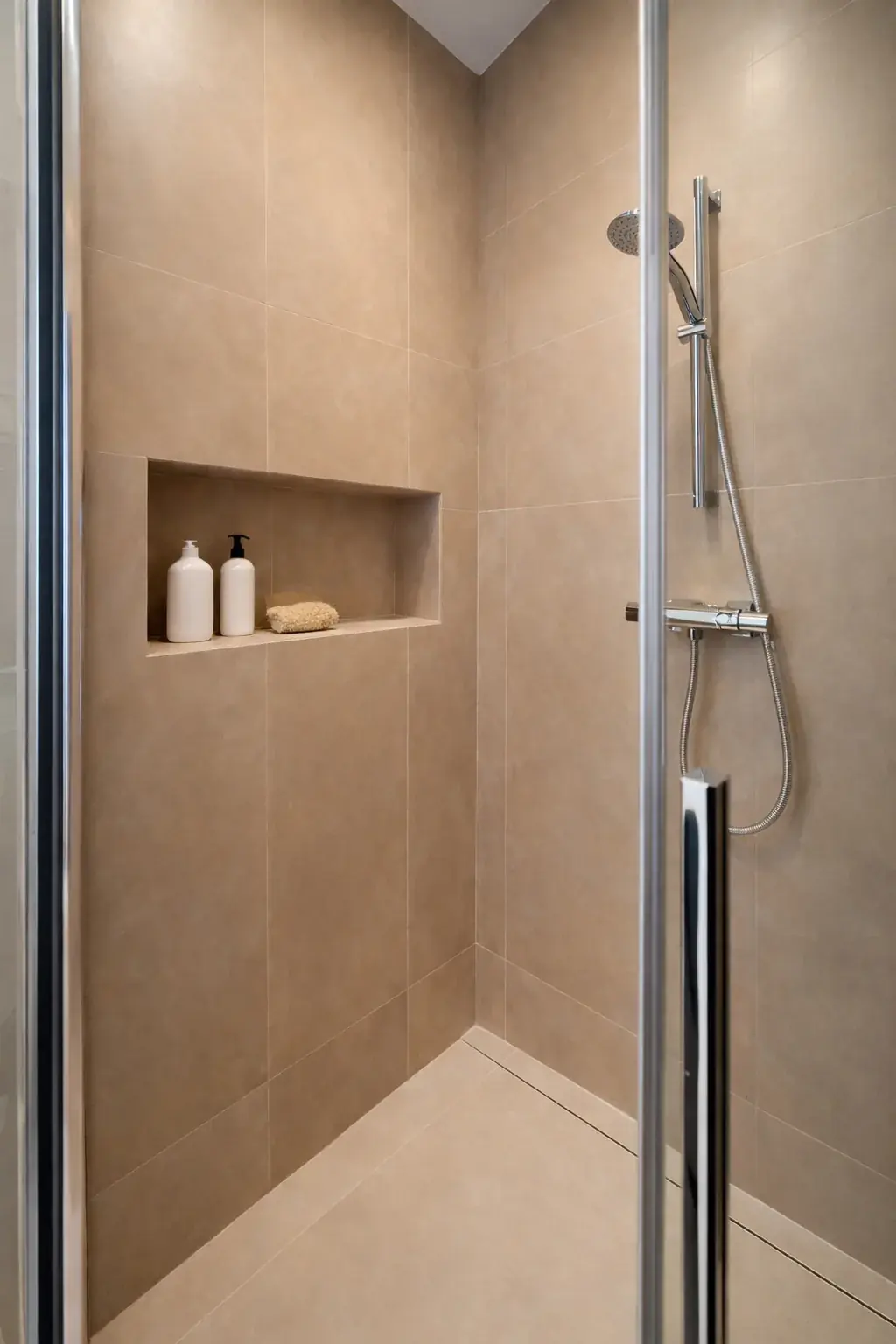 Détail finitions 70m² Saint-Mandé — alcôve tons rosés, banquette intégrée salle à manger — Teresa Lombardo architecte DPLG