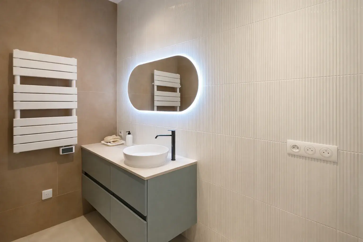 Salle de bain 70m² Saint-Mandé — carrelage texture fine teintes chaudes, mobilier suspendu, miroir rétroclaire — Teresa Lombardo architecte DPLG