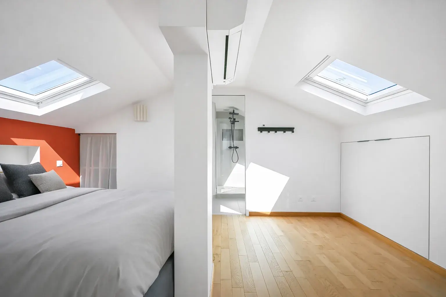 Chambre et salle de bain parentales sous les toits — combles 85m² Vincennes — Teresa Lombardo architecte DPLG