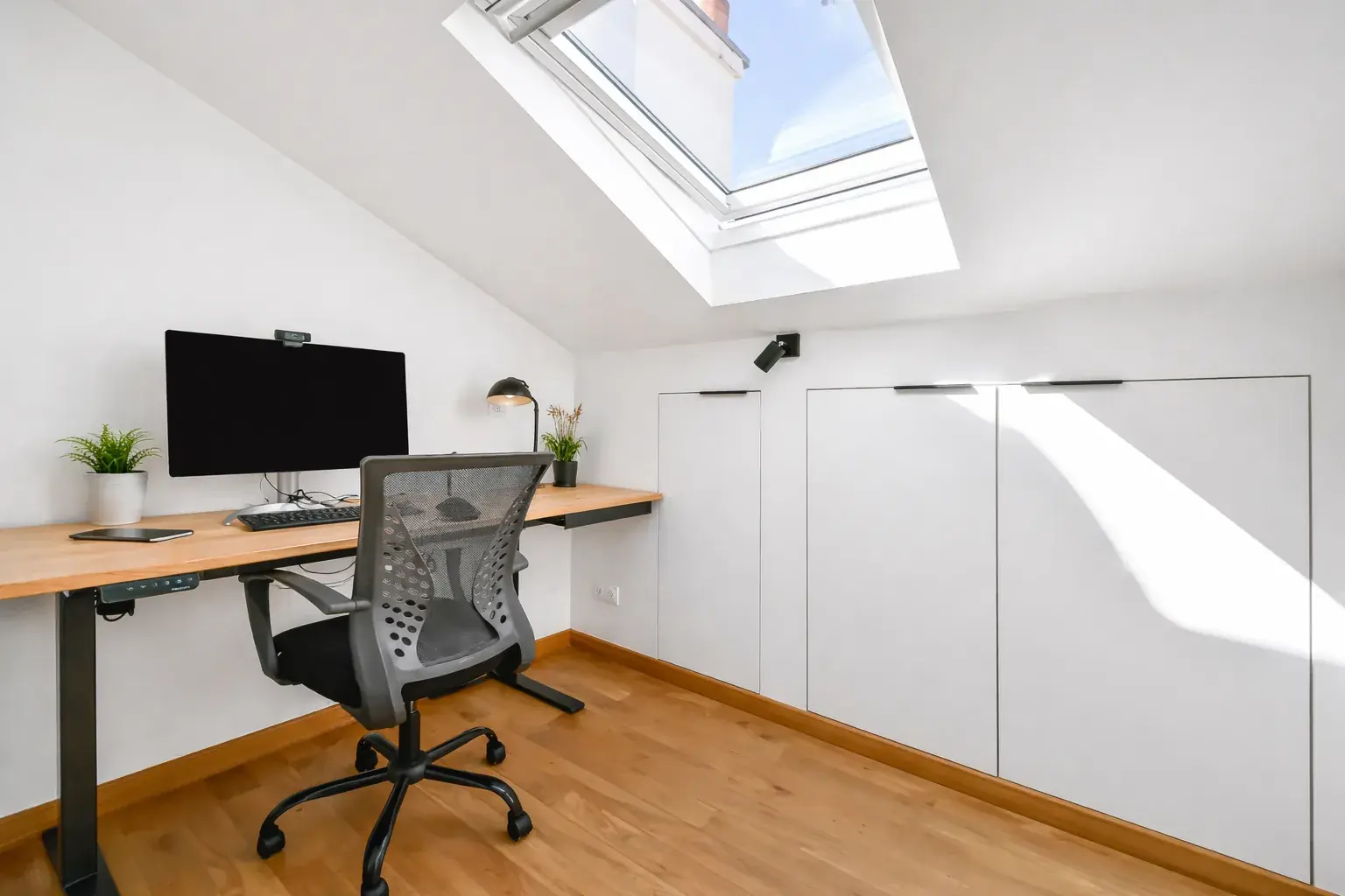 Bureau et rangements sur mesure sous pente — combles 85m² Vincennes — Teresa Lombardo architecte DPLG