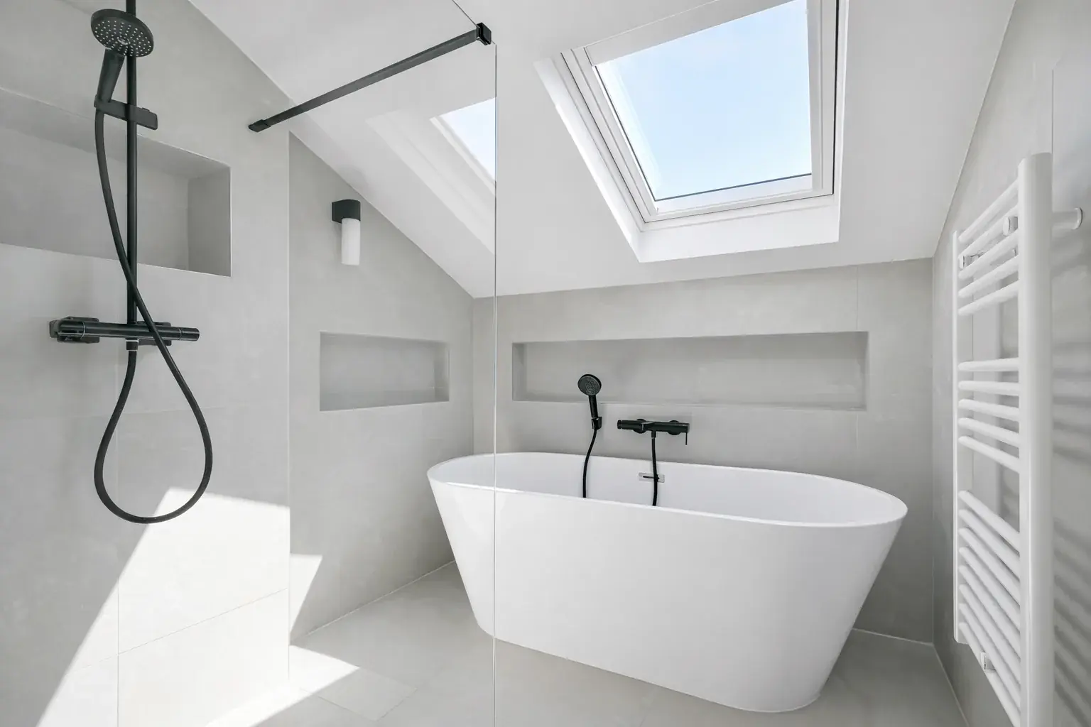 Salle de bain combles 85m² Vincennes — carrelage effet béton, robinetterie noire, douche en L avec baignoire îlot — Teresa Lombardo architecte DPLG
