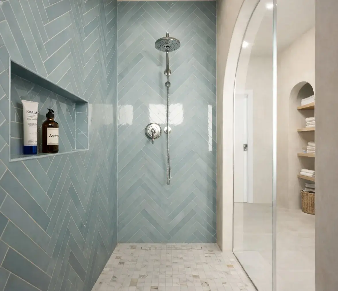 Salle de bain Belle Époque 90m² Vincennes — carrelage chevrons bleu-gris dans la douche, mobilier suspendu — Teresa Lombardo architecte DPLG