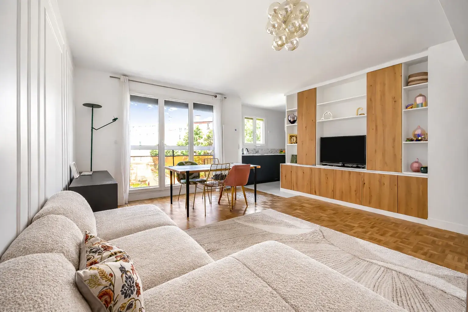 Salon Belle Époque 90m² Vincennes — meuble sur mesure panneaux coulissants, parquet restauré — Teresa Lombardo architecte DPLG