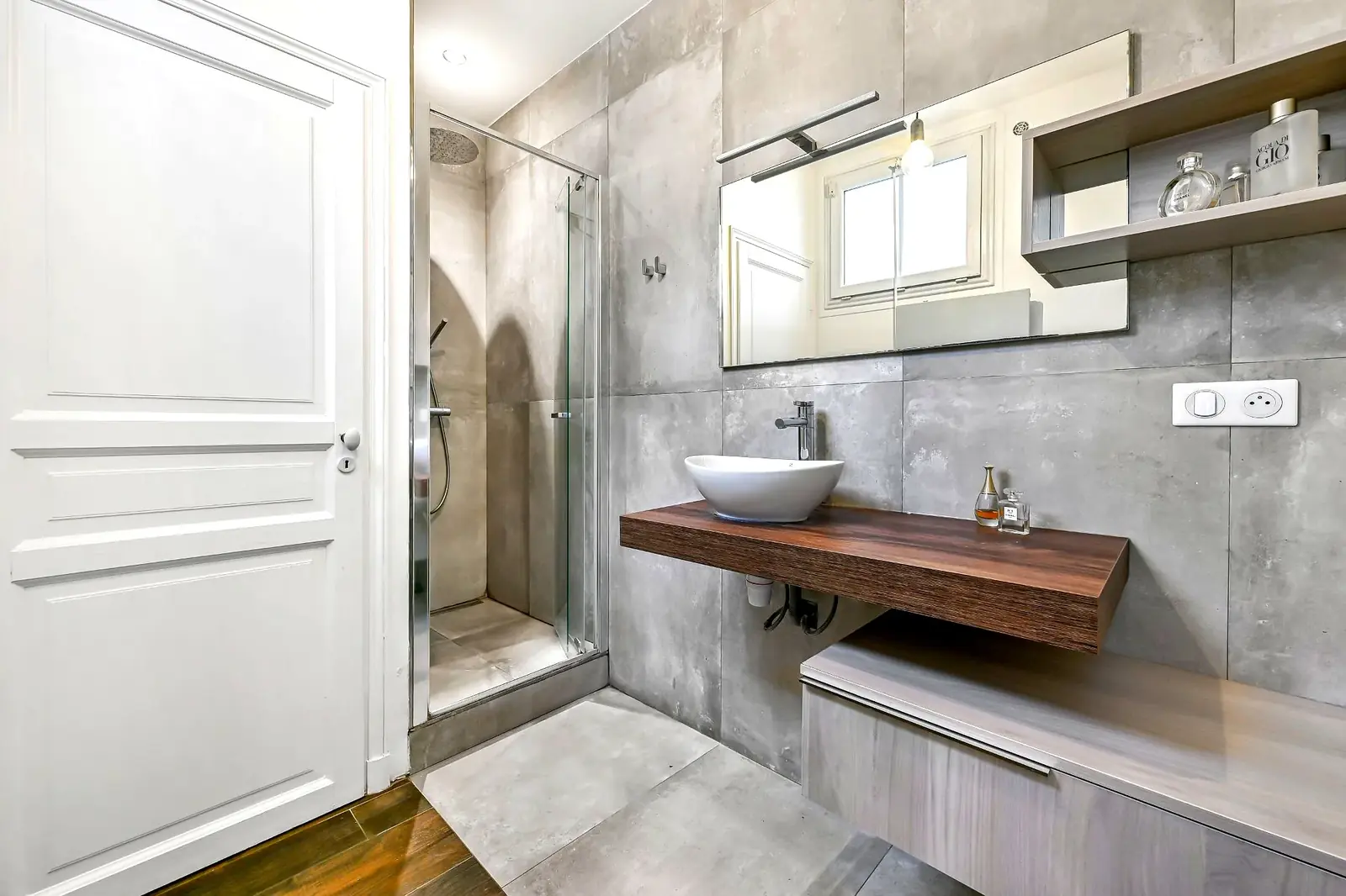 Salle de bain carrelage béton et douche à l’italienne — haussmannien 60m² Paris 8e — Teresa Lombardo architecte DPLG