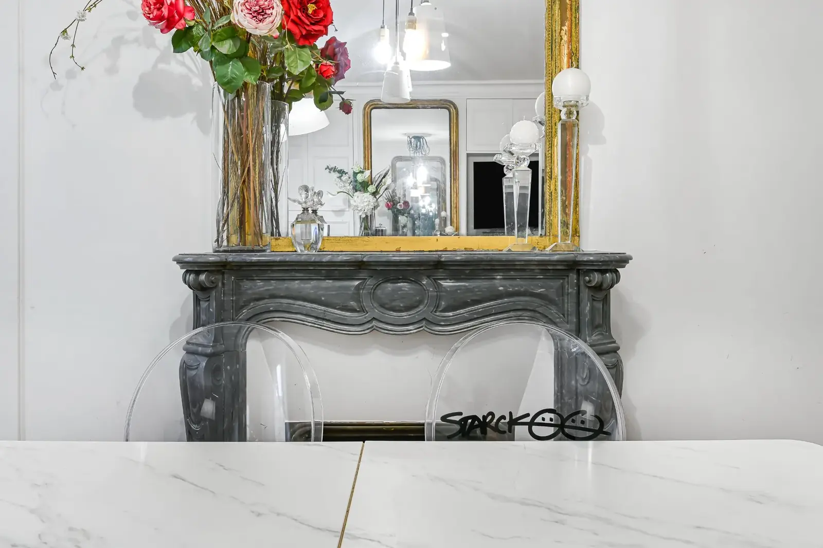 Cheminée en marbre gris et miroir à la feuille d’or — haussmannien 60m² Paris 8e — Teresa Lombardo architecte DPLG