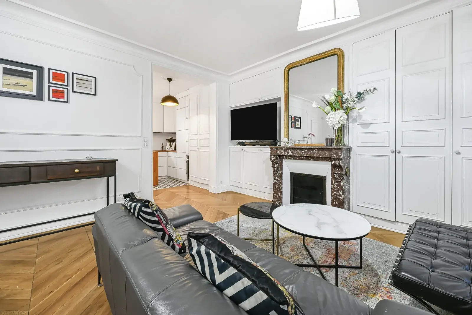 Salon haussmannien 60m² Paris 8e — cheminée en marbre gris restaurée, moulures d’origine, parquet point de Hongrie — Teresa Lombardo architecte DPLG