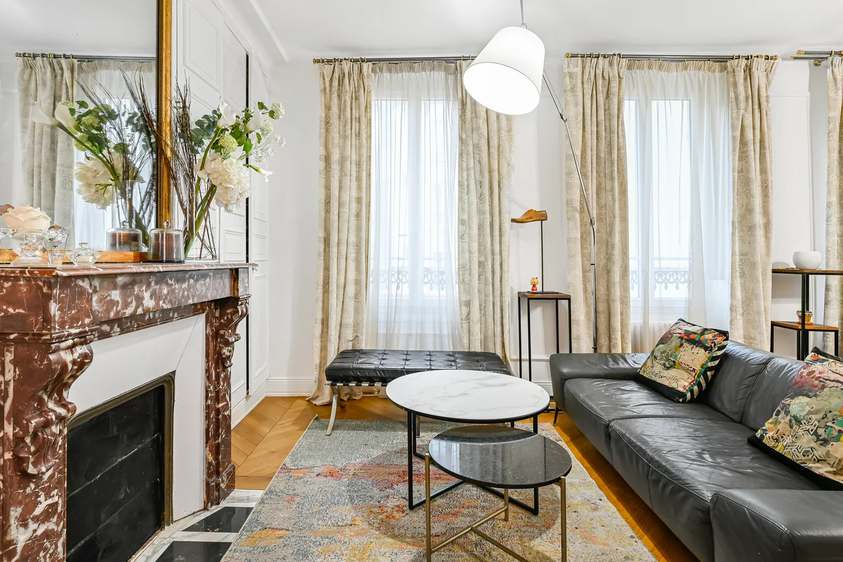 Cheminée en marbre Rouge Royal restaurée surmontée d'un miroir d'époque à la feuille d'or — salon haussmannien rénové par Teresa Lombardo, architecte DPLG, Paris 8e (60 m²)