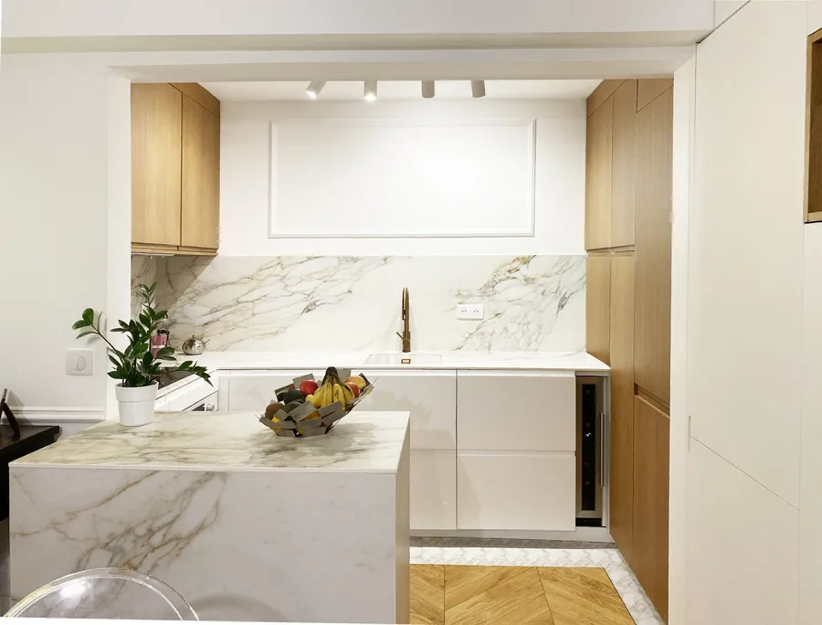 Cuisine ouverte après ouverture mur porteur — îlot marbre Calacatta, façades chêne — Paris — Teresa Lombardo architecte DPLG