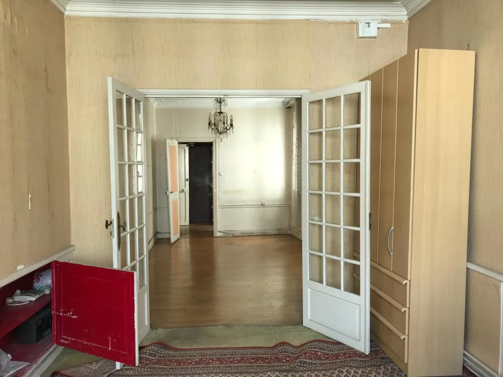 Avant travaux — appartement haussmannien Paris — portes vitrées à double vantail, parquet ancien — Teresa Lombardo architecte DPLG