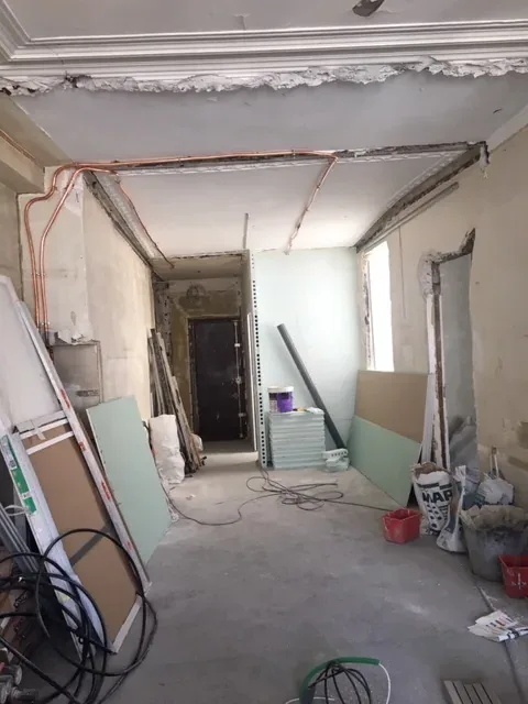 Pendant travaux — appartement haussmannien Paris — plomberie et cloisons — Teresa Lombardo architecte DPLG
