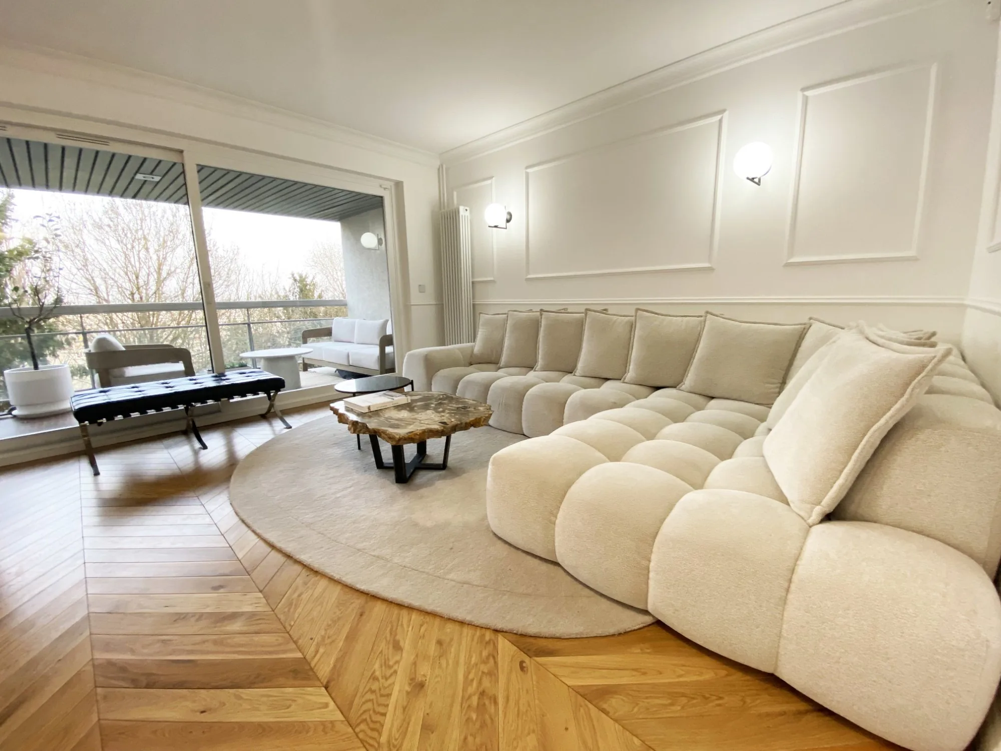 Séjour après travaux — parquet chevron chêne, boiseries, moulures — appartement 110m² Saint-Germain-en-Laye — Teresa Lombardo architecte DPLG