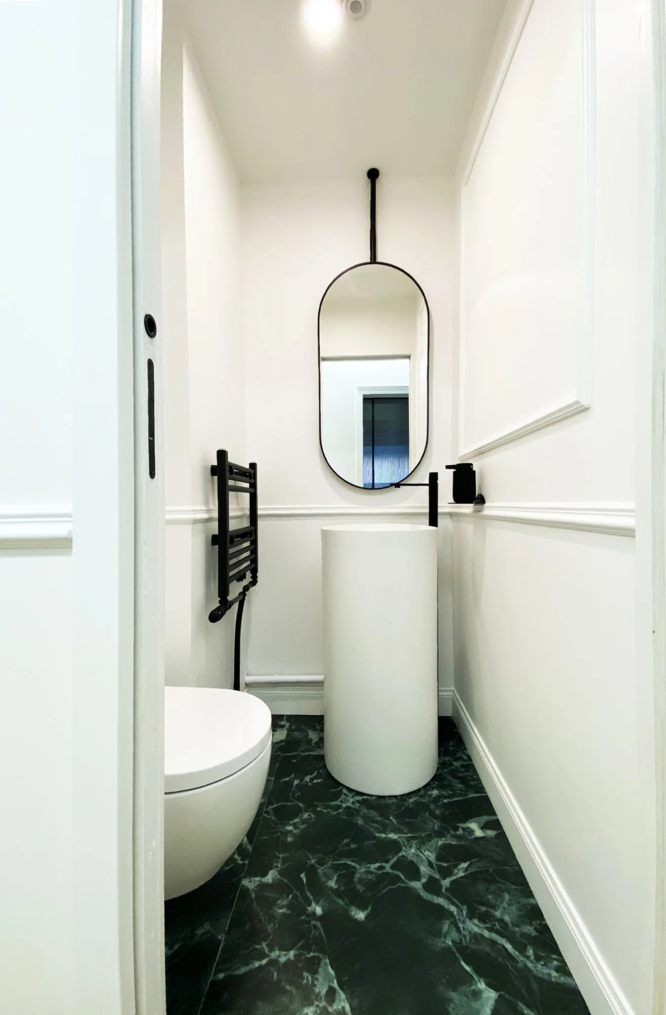 WC après travaux — marbre vert, vasque colonne, miroir suspendu métal noir — Saint-Germain-en-Laye — Teresa Lombardo architecte DPLG